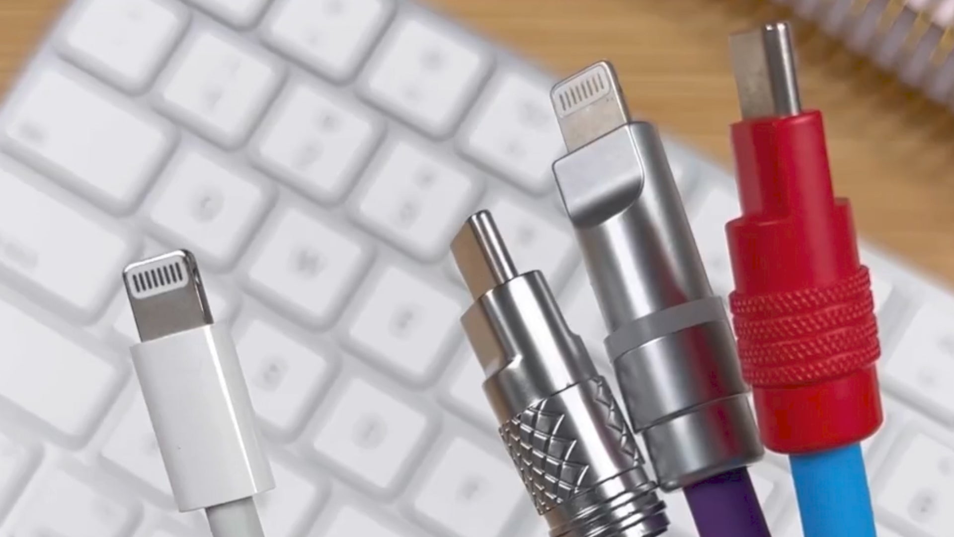 動画を読み込む: The cables are made of thick and durable silicone material, designed to withstand everyday wear and tear. 💪