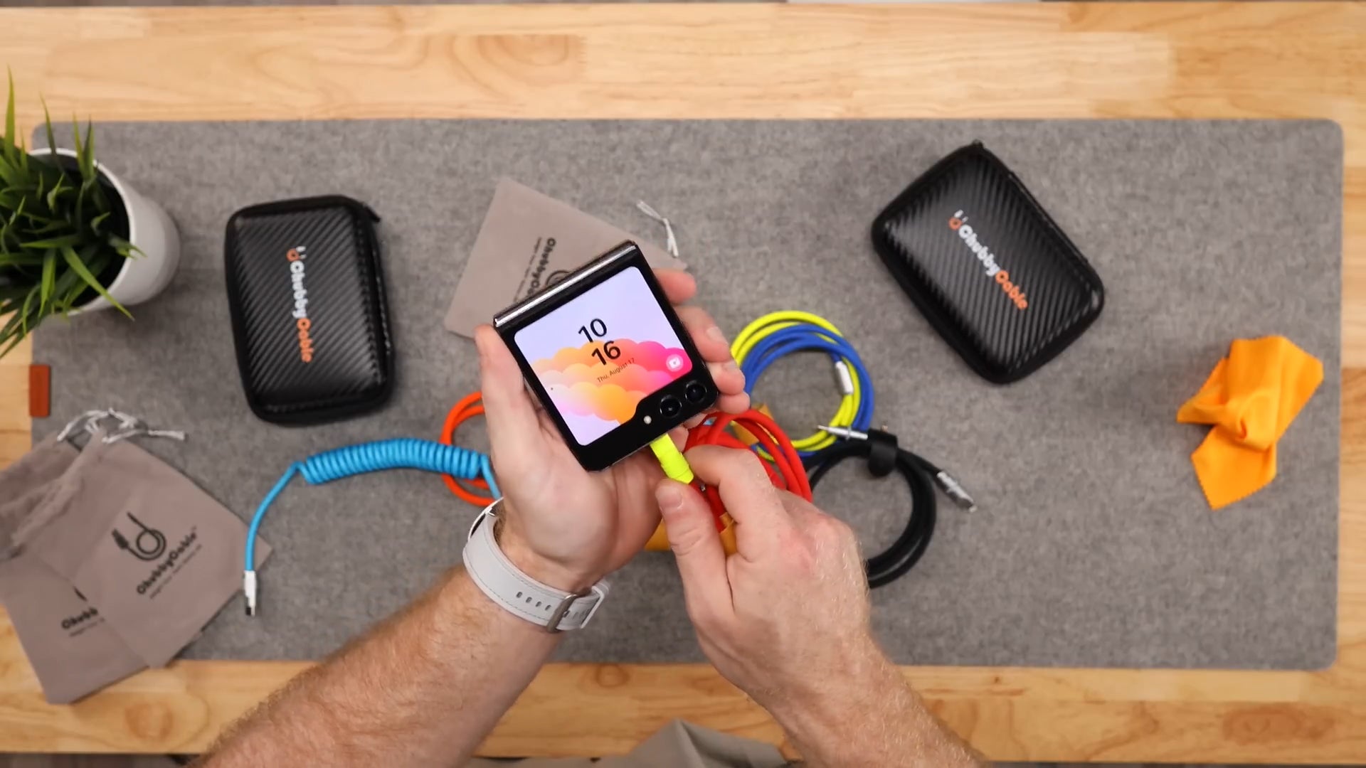 動画を読み込む: Experience connectivity like never before! 🌈💻Cables come in a vibrant array of colors, ensuring your heart beats with excitement every time you connect. Whether you need curly, straight, or different lengths, we&#39;ve got you covered for any situation.